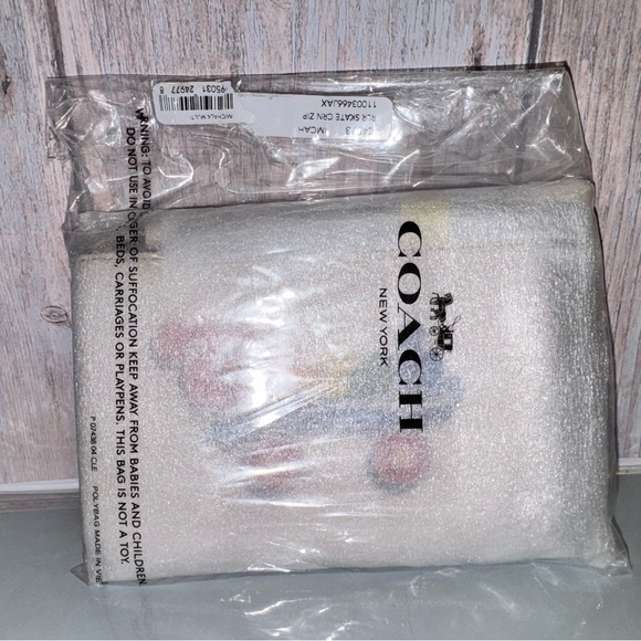 Coach Wristlet - 2021 Rainbow Skate, White Pebbled Leather - NWT retails $80 - Picture 4 of 9